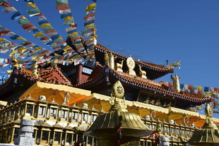 三亚藏式寺庙建筑与经幡飘扬