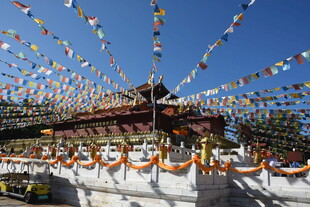 三亚藏式建筑前飘扬的经幡