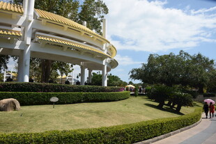 三亚豪华建筑旁的休闲景观