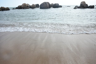 三亚宁静海滩 海浪轻拍沙滩