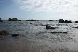 三亚海边礁石 海浪轻拍之景
