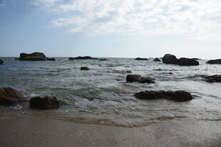 三亚海边礁石 海浪轻拍之景