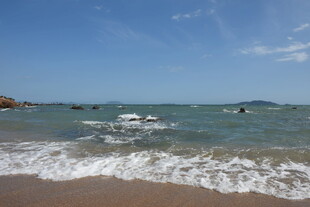 三亚海边美景 海浪轻拍沙滩