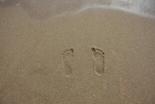 三亚沙滩上的足迹
