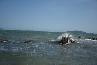 三亚海浪拍击礁石的壮阔景象