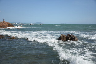 三亚海浪拍击礁石的海滨风光