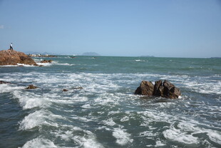 三亚海边礁石 海浪翻涌
