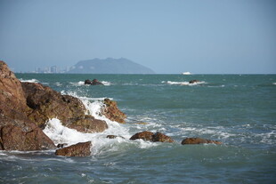 三亚海边礁石与翻涌海浪