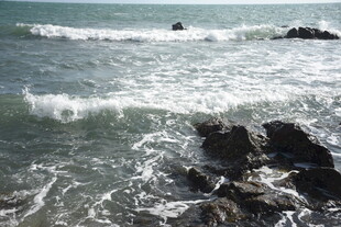 三亚海浪拍击岸边礁石