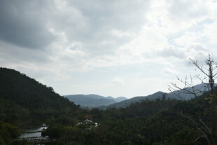 三亚山间云雾缭绕的自然景致
