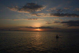 三亚海边日落时分的静谧景象