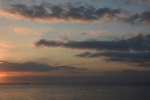 三亚海上日落时分的绚烂天空