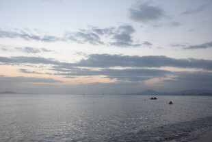 三亚海边日落时分的宁静水面