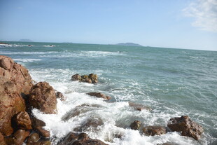 三亚海边礁石与翻涌海浪