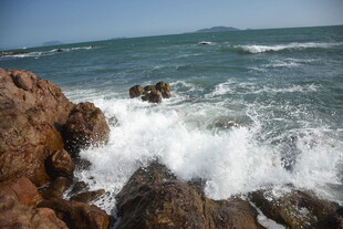 三亚海浪拍打礁石的壮阔景象