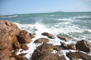 三亚海浪拍打岸边礁石景观