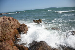 三亚海浪拍击岸边礁石