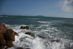 三亚海浪拍击岸边礁石美景