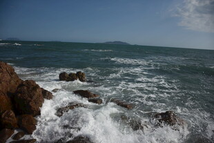 三亚海浪拍击岸边礁石景观