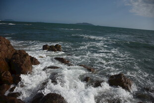 三亚海浪拍击礁石的壮阔海景