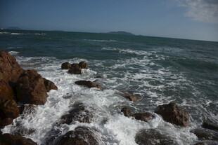 三亚海浪拍击岸边礁石