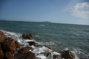 三亚海边礁石与翻涌海浪