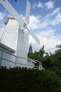 三亚白色风车与蓝天绿树