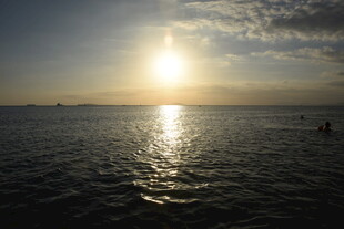 三亚海上日落美景 波光粼粼