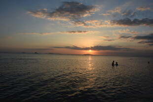 三亚海边日落时分的静谧美景