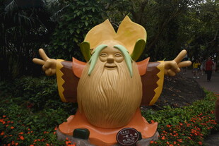 三亚可爱寿星公园林雕塑