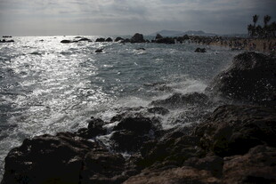 三亚海边礁石与波光粼粼海面