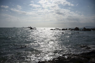 三亚海边阳光闪耀的波光美景