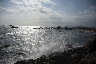 三亚海边礁石与波光粼粼海面