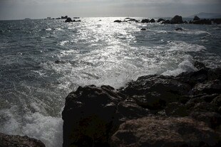 三亚海边礁石与翻涌海浪