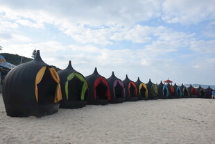 三亚沙滩上色彩斑斓的帐篷阵