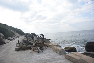 三亚海边碎石路与远处海景