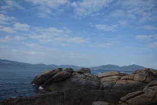 三亚海边岩石与蓝天白云美景