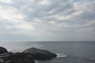 三亚海边礁石与多云天空