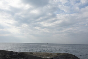 三亚海边天空与平静海面景象