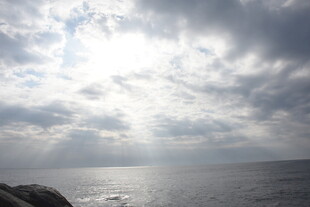 三亚海上云间透阳光美景