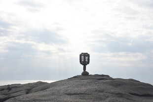 三亚山顶上的神秘标志物