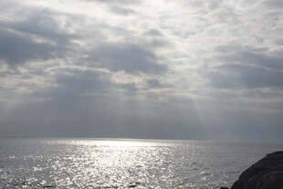 三亚海面阳光洒 云影映波光