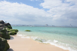 三亚美丽海滨沙滩与碧海蓝天