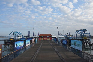 三亚海边长栈桥风景