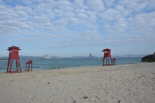 三亚沙滩上的红色瞭望塔