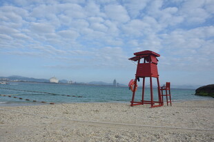 三亚沙滩上的红色瞭望塔