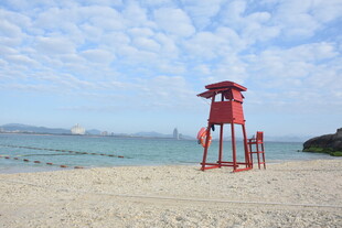 三亚沙滩上的红色瞭望塔