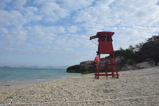 三亚海滩上的红色瞭望塔