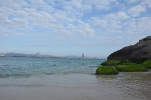 三亚海边礁石与蔚蓝海景