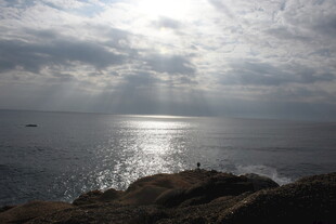 三亚海上日出美景 阳光洒海面